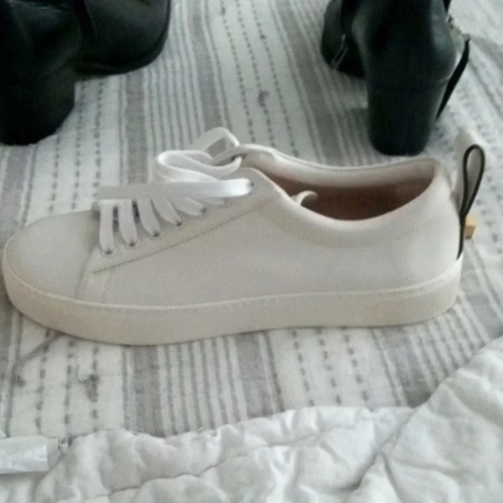 Stuart Weitzman - Picture 1 of 8